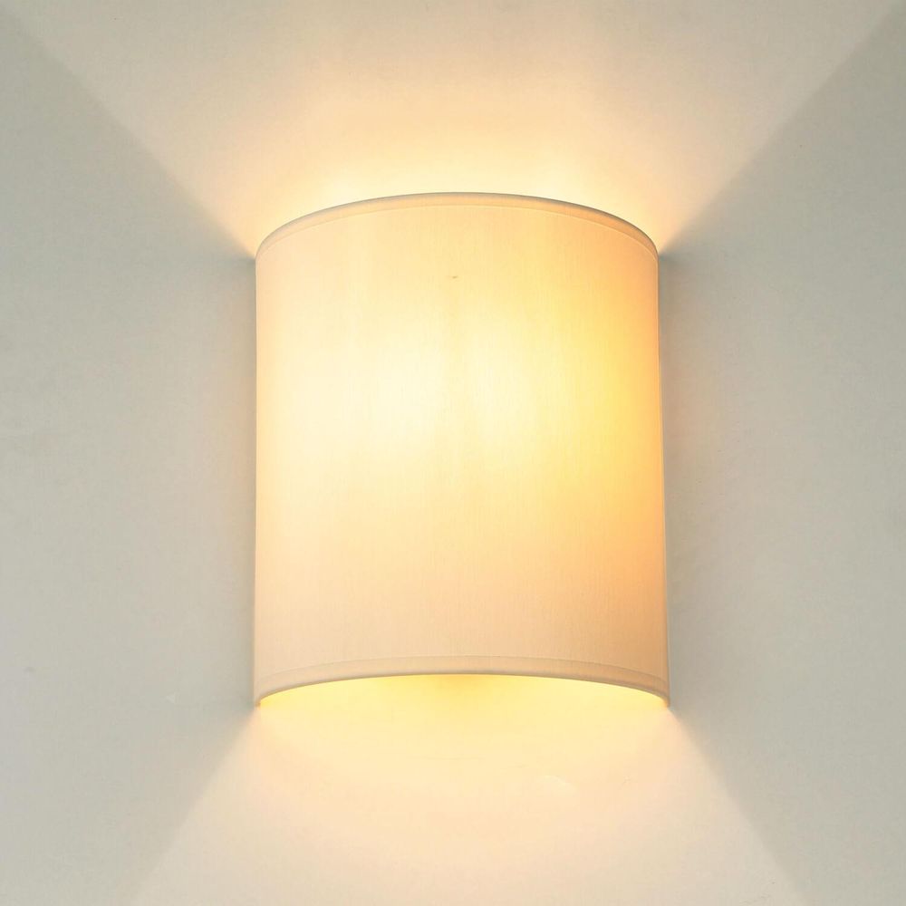 Wohnliche Innenleuchte aus Stoff mit Up & Down-Licht für eine gemütliche, indirekte Beleuchtung