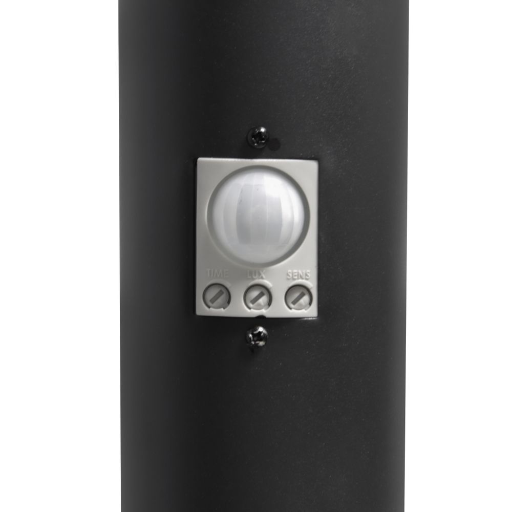 Bewegungsmelder am Metallgehäuse der Lampe, schwarz Farbe, Nahaufnahme.