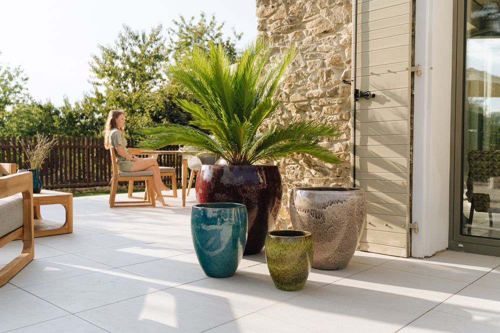 Provencelia Keramik Pflanzkübel Lafontaine Olive, Ø28 x H32 cm, frostbeständig, handgefertigt, glasiert, Outdoor, Garten, Terrasse, winterfest
