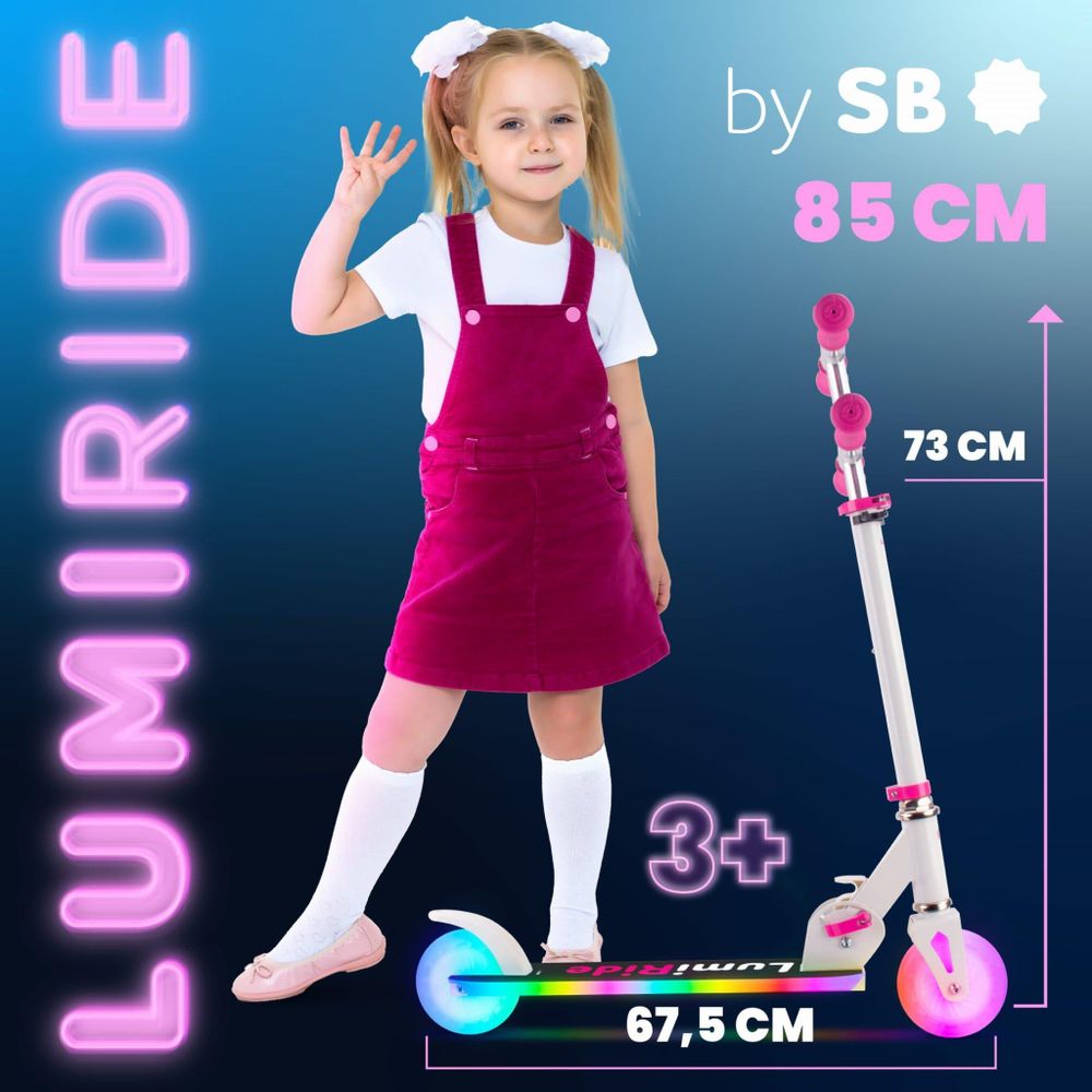 Bambina accanto al monopattino con indicazione delle misure e dell'altezza regolabile.