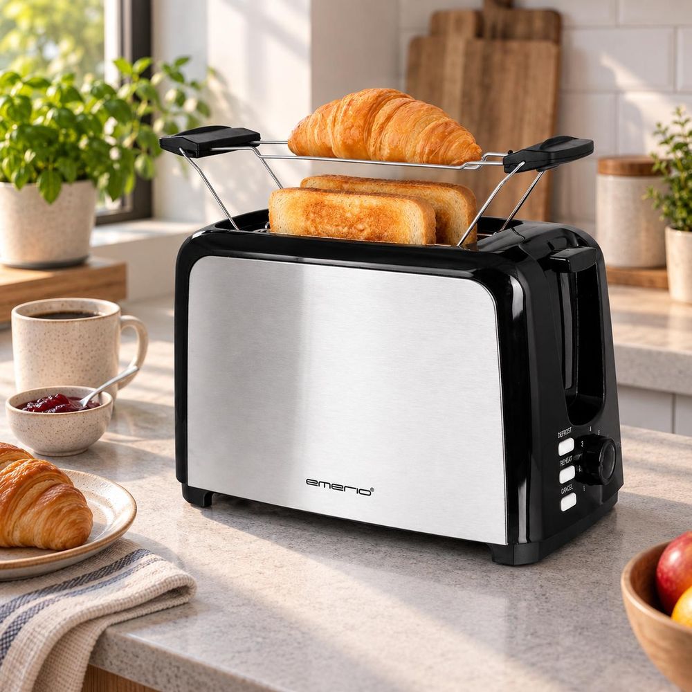 Edelstahl-Toaster mit Toast und Croissant in einer hellen, gemütlichen Küche.