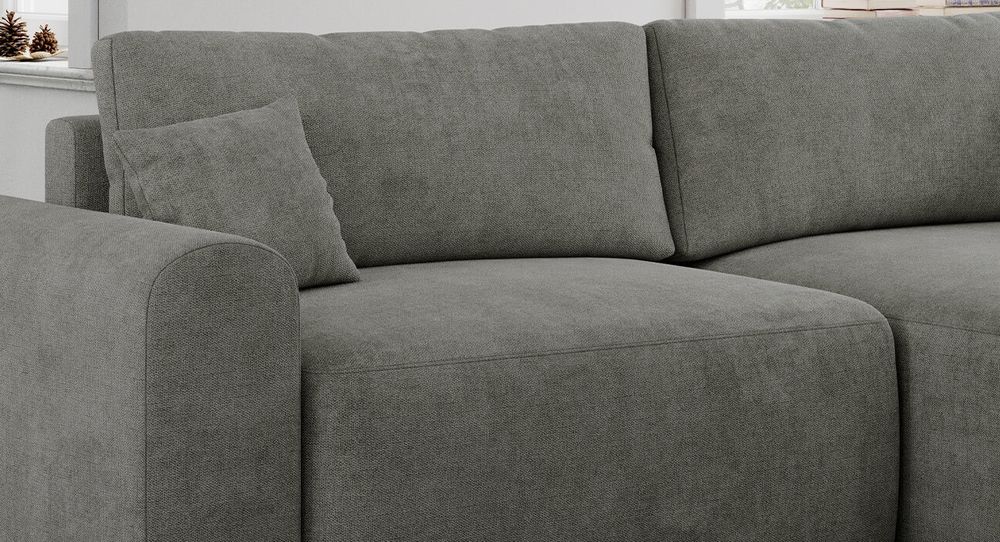 Zoomen Sie auf die Sitzfläche des Ecksofas. Sofa aus grauem strukturiertem Stoff
