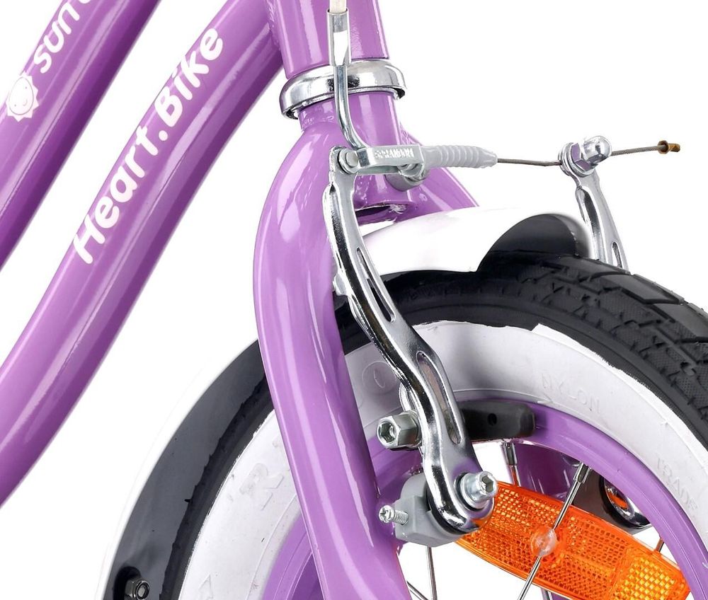 Primer plano del freno delantero V-brake en la bicicleta.