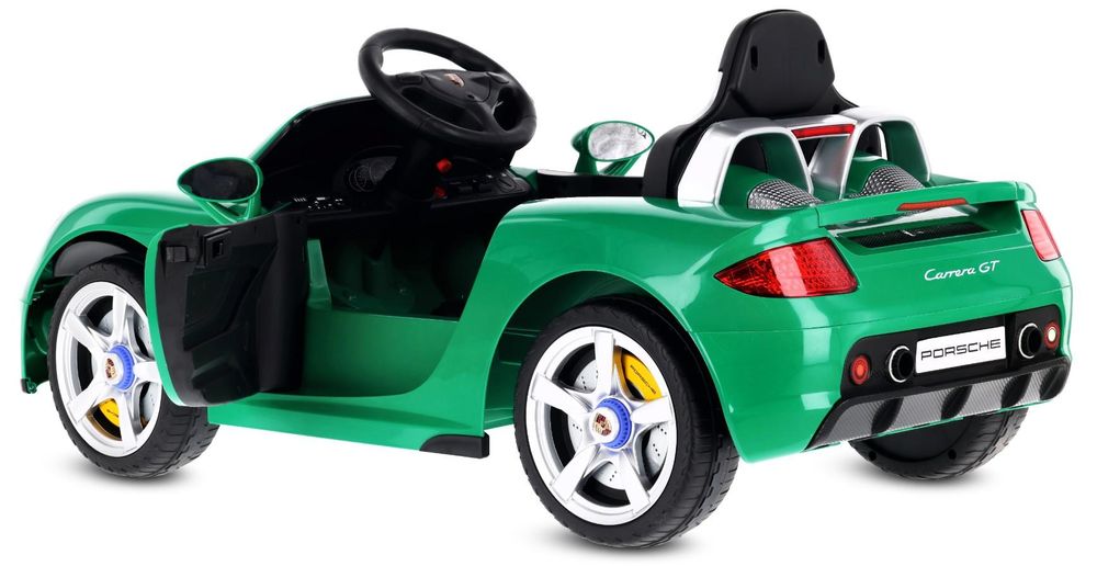 Vista posteriore dell'auto con porte aperte e sedile ergonomico