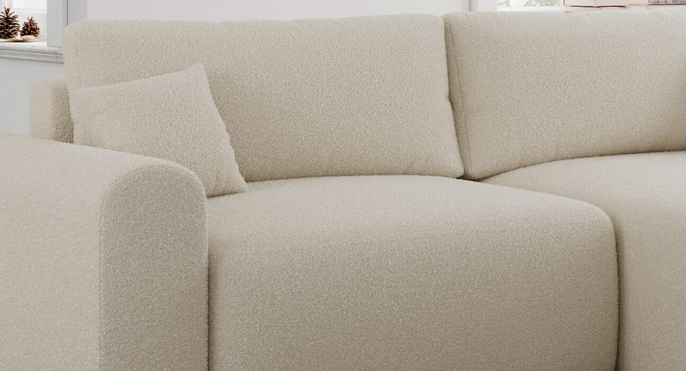 Zoomen Sie auf die Sitzfläche des Ecksofas. Sofa aus beigem Boucle-Stoff