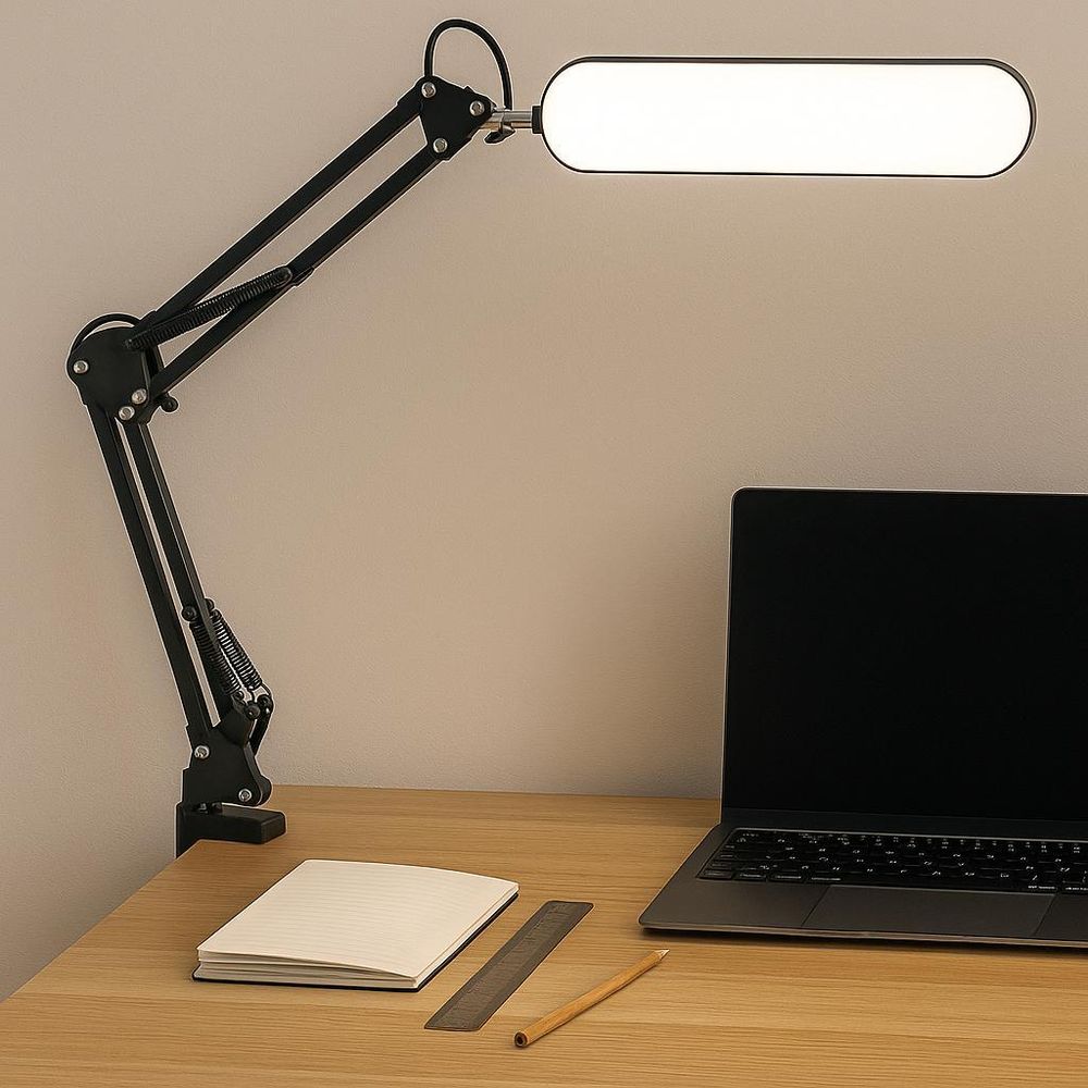 Schwarze LED-Tischleuchte mit Schwenkarm beleuchtet Zeichnung auf dunklem Schreibtisch.
