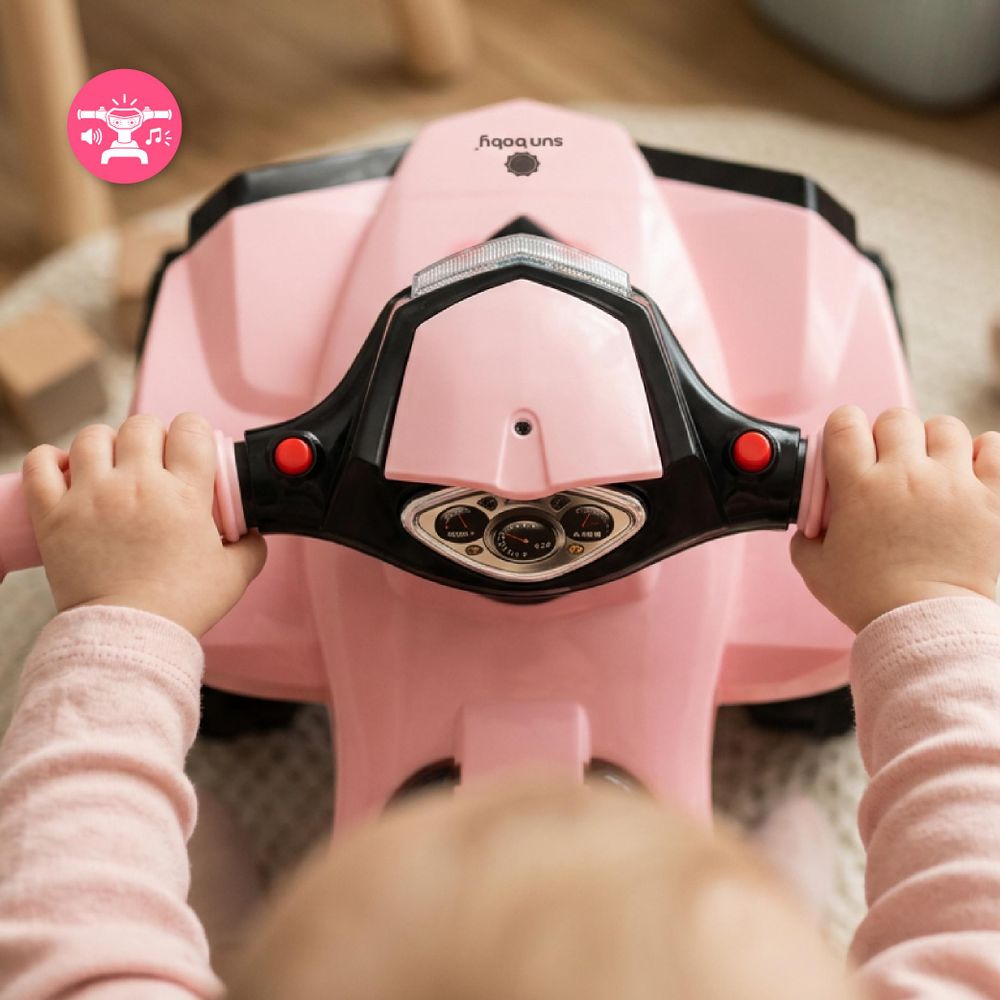 Primo piano delle mani del bambino sul manubrio con pulsanti e luci