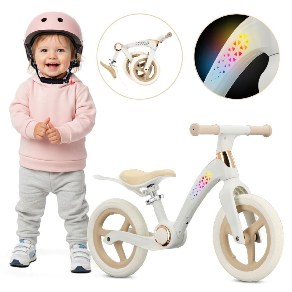 Kind met helm naast SUN BABY loopfiets met LED-verlichting
