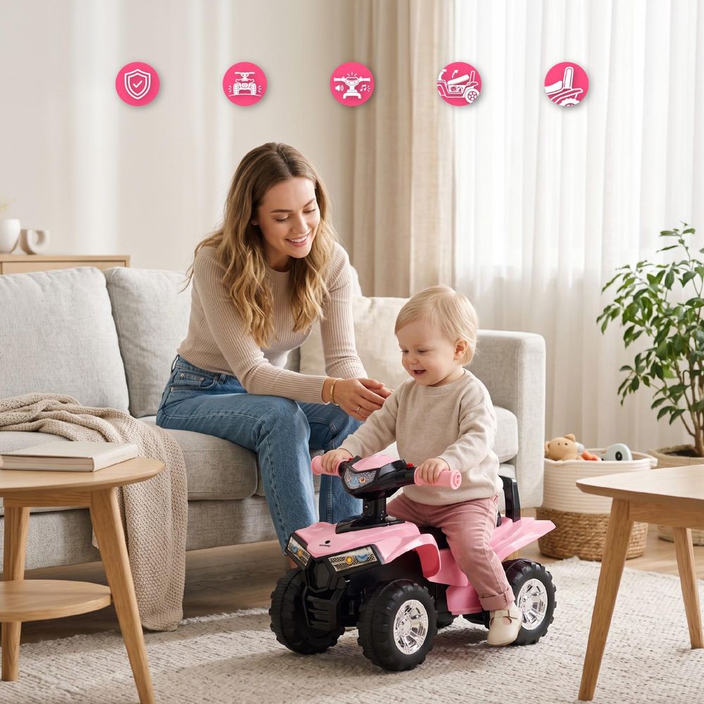 Mamma e bambino che giocano con cavalcabile rosa in soggiorno