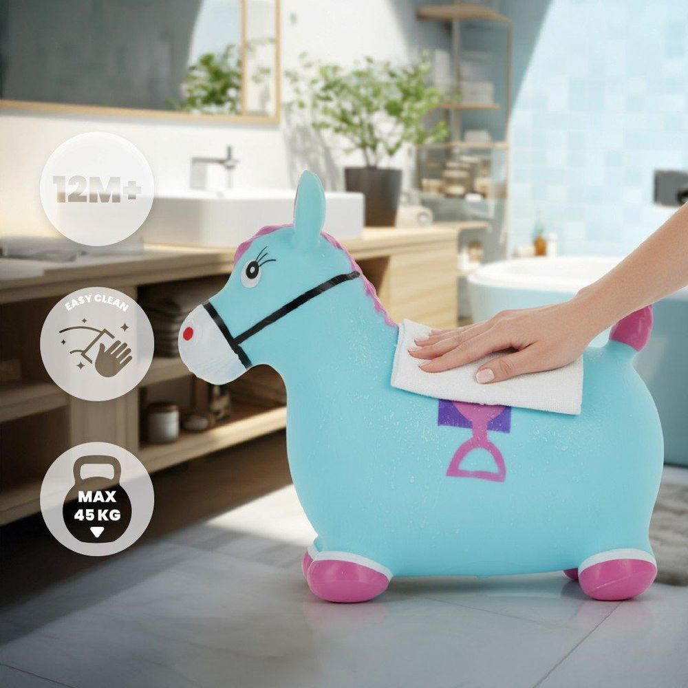 Animal saltarín SUN BABY siendo limpiado con un paño en un baño