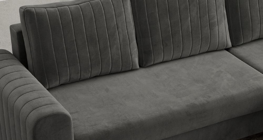 Zoomen Sie auf die Sitzfläche des Ecksofas. Sofa in grau Samtstoff