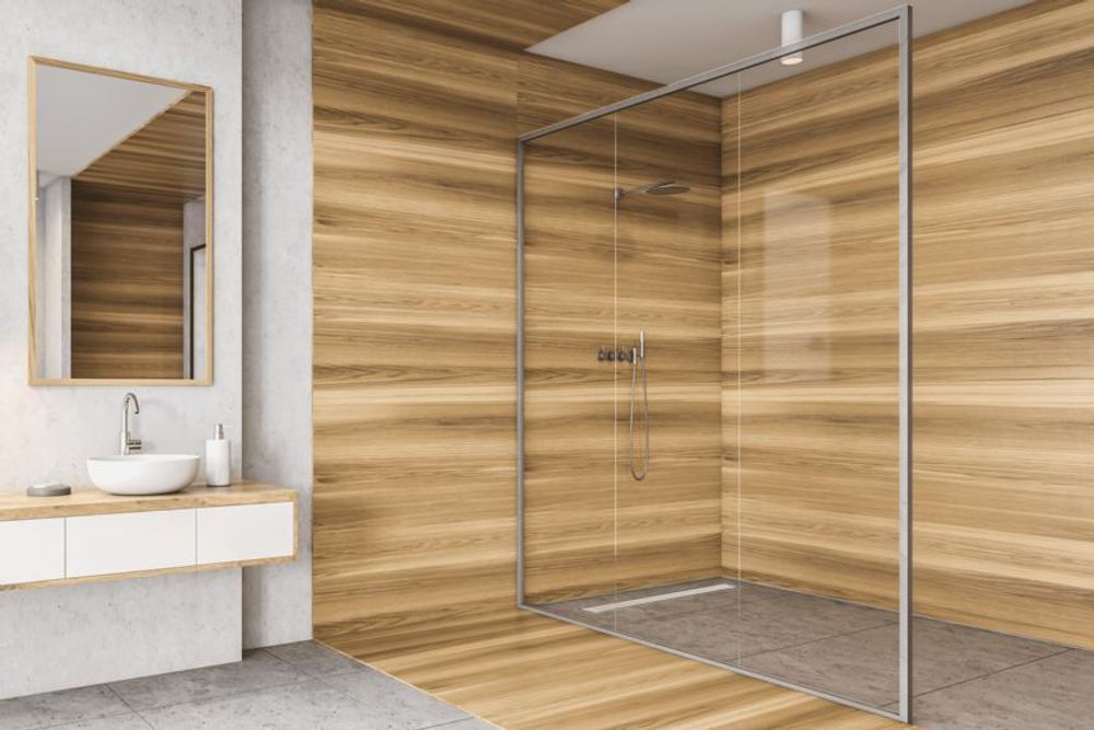 Badezimmer mit Walk-in-Dusche und linearer Duschrinne