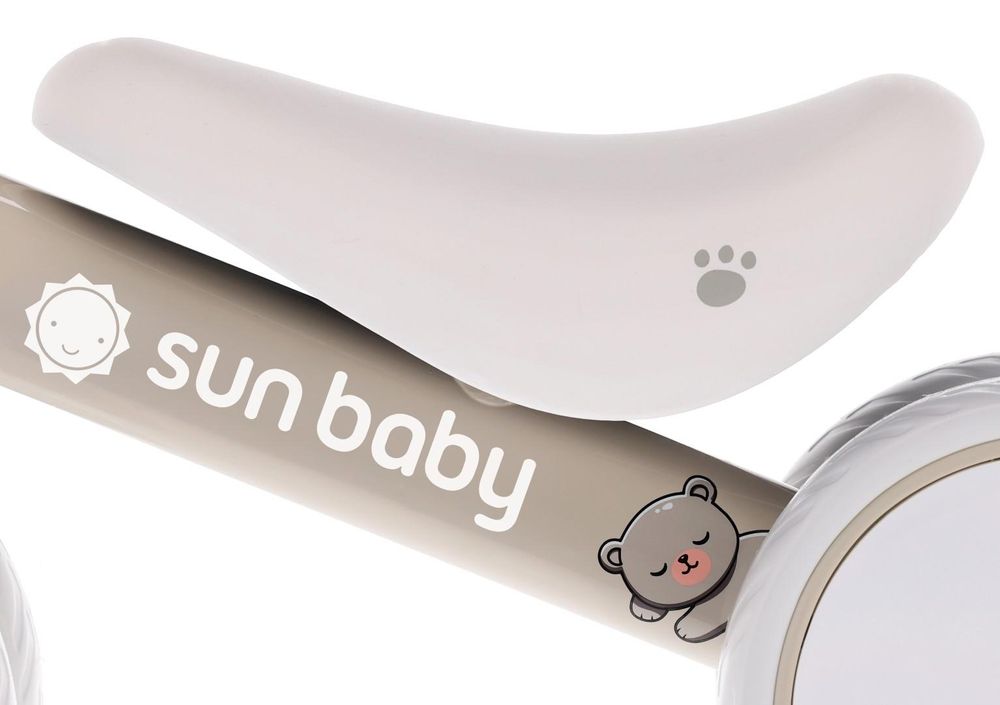 Primer plano del asiento con detalles de huella y oso en la bicicleta Sun Baby.