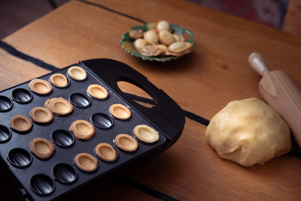 LEHMANN Macchina per Noci Dolci Elettrica, Rivestimento Antiaderente, 24 Mezze Noci per la Farcitura con Crema, 1700W