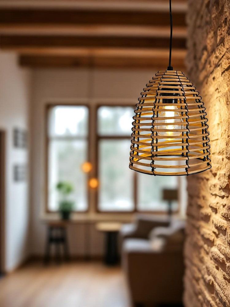 Das Bild zeigt eine Rattanleuchte vor einer Wand