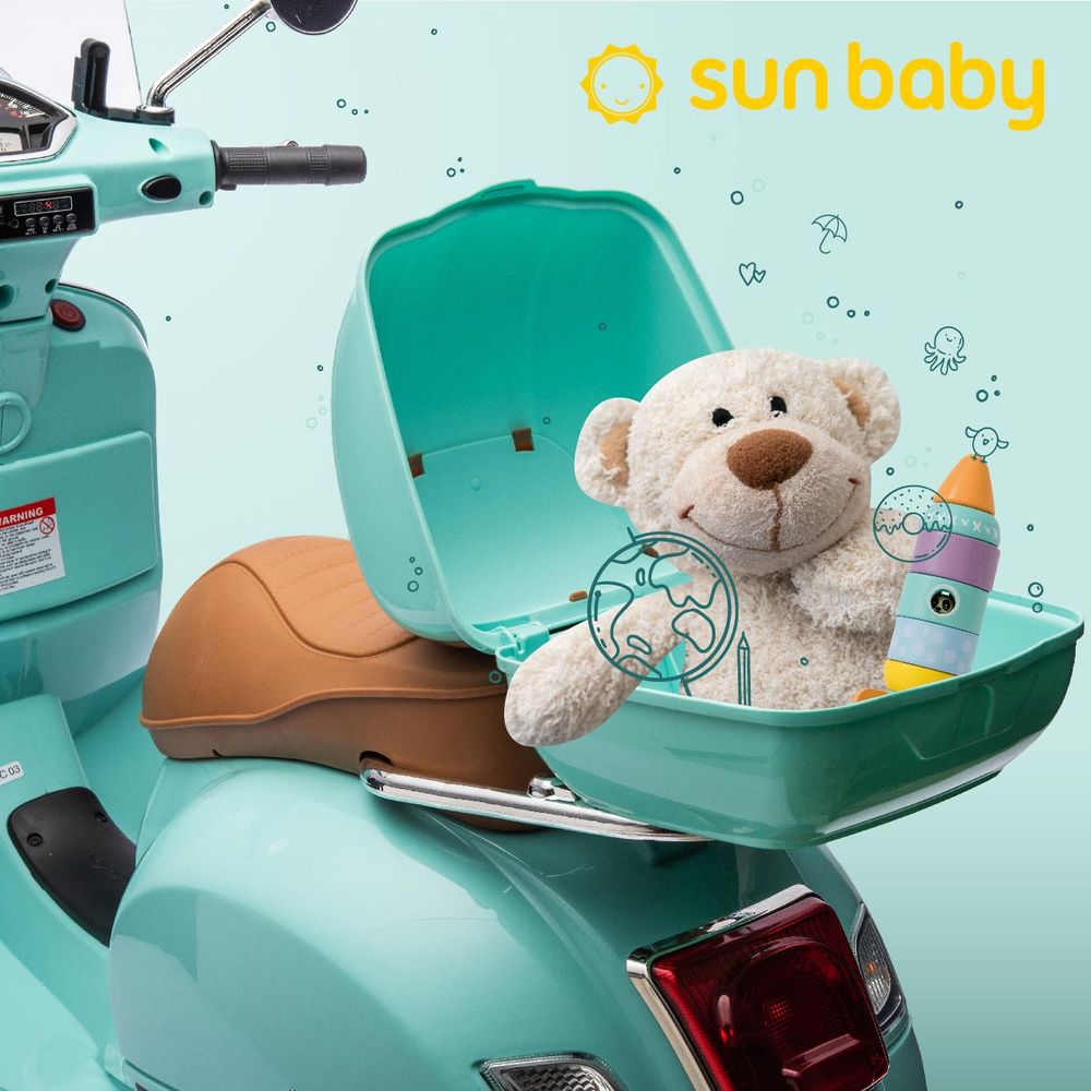 Otwarty kuferek skutera Vespa Sun Baby z pluszakiem i zabawkami w środku.