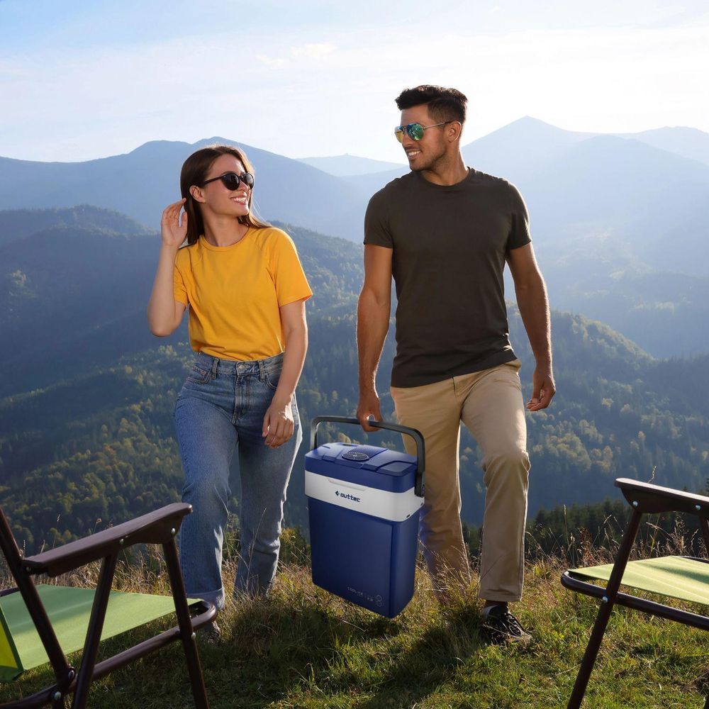 Mann und Frau beim Wandern mit einer Outtec Kühlbox in den Bergen