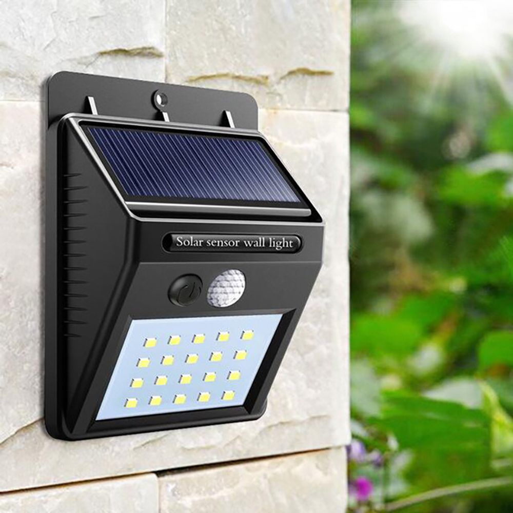 Schwarze, rechteckige Solarpanel mit Sensor, an einer hellen Wand befestigt.