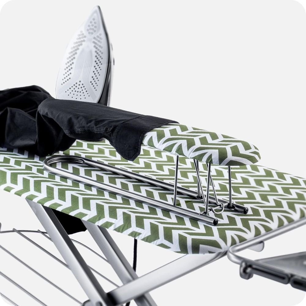 KADAX Bügelbrett mit Steckdose "Aleglo", Bügeleisenablage und Ärmelbügeltisch, 130cm, Grün