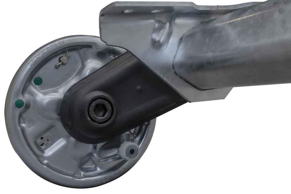 AL-KO Gebremste Achse 1350 kg 1400 mm für schwere Anhänger und Autotransporter