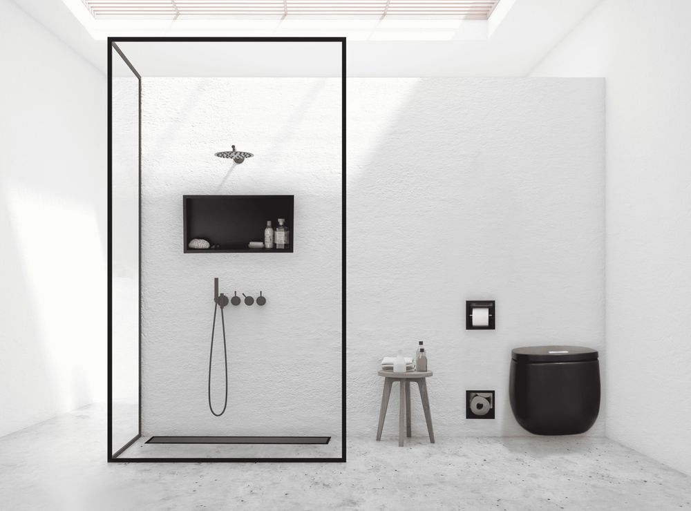 Duschrinne in moderner Walk-in-Dusche, helle Badezimmergestaltung