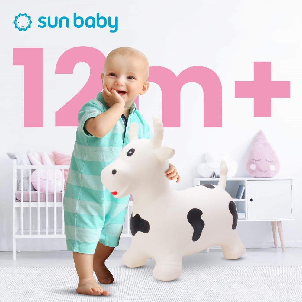 Bambino con saltarello toro bianco in cameretta, adatto da 12 mesi