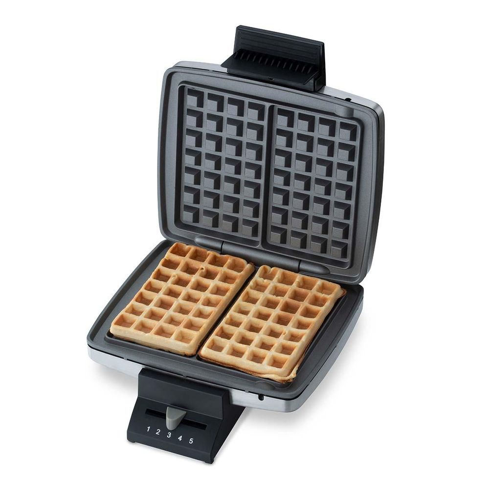 Offenes Waffeleisen mit 2 fertigen Waffeln