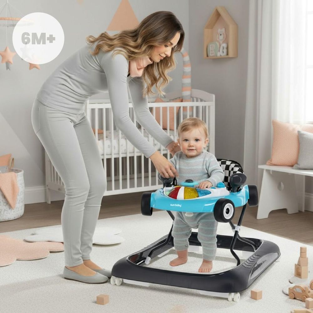 Mama z dzieckiem korzystającym z chodzika Sun Baby w pokoju dziecięcym