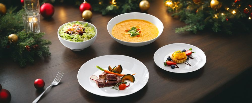 Bringen Sie mit unseren Keramikgeschirrsets die festliche Stimmung auf Ihren Tisch. Liebevoll gestaltet mit klassischem Design – perfekt für besondere Momente.