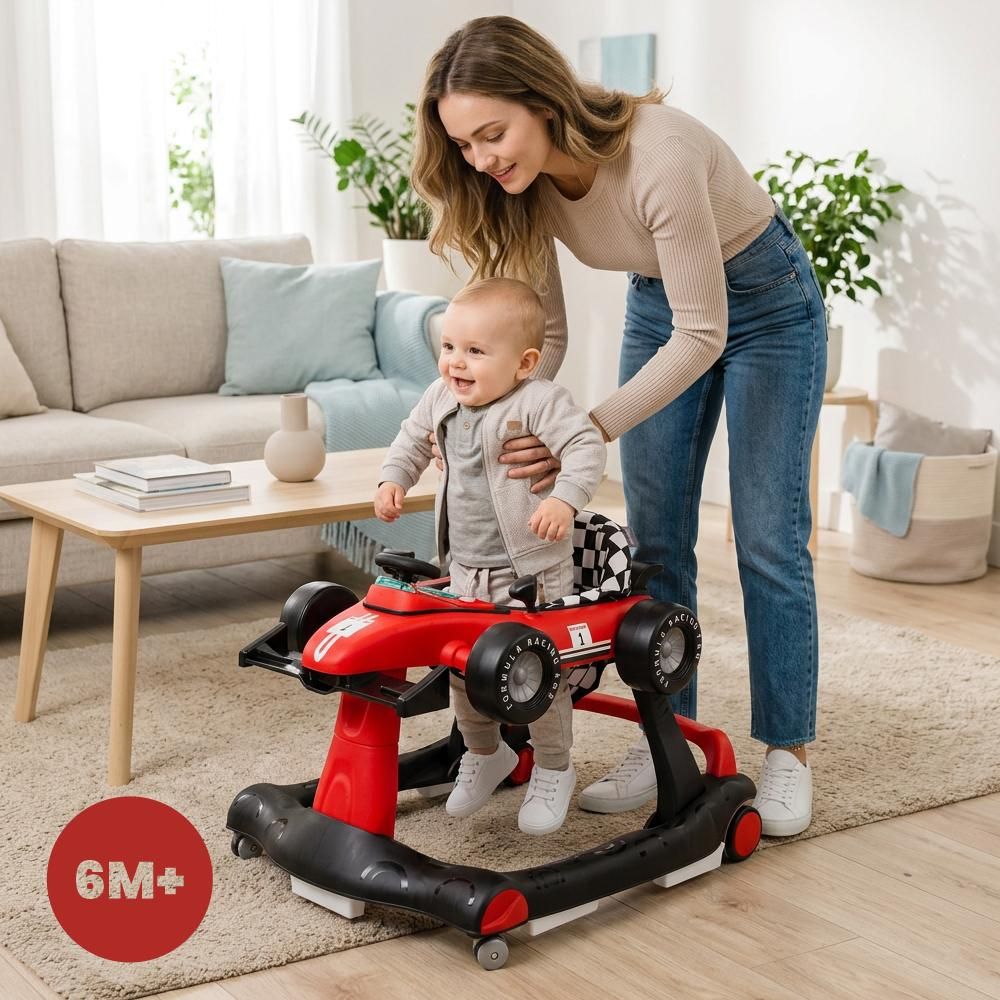 Moeder begeleidt baby in Formule 1 loopstoel in woonkamer