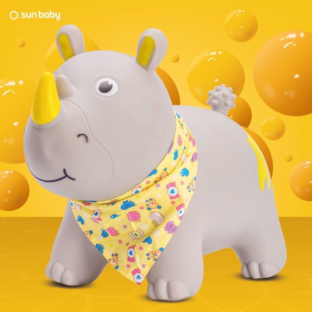 Animal Saltarín SUN BABY rinoceronte gris con bandana amarilla decorativa.