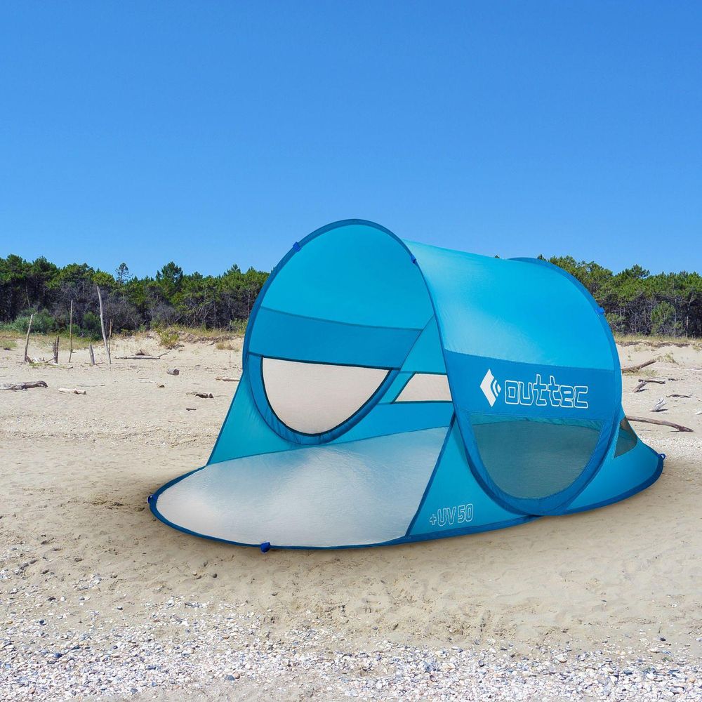 Outtec Strandmuschel UV50 auf sandigem Strand unter blauem Himmel