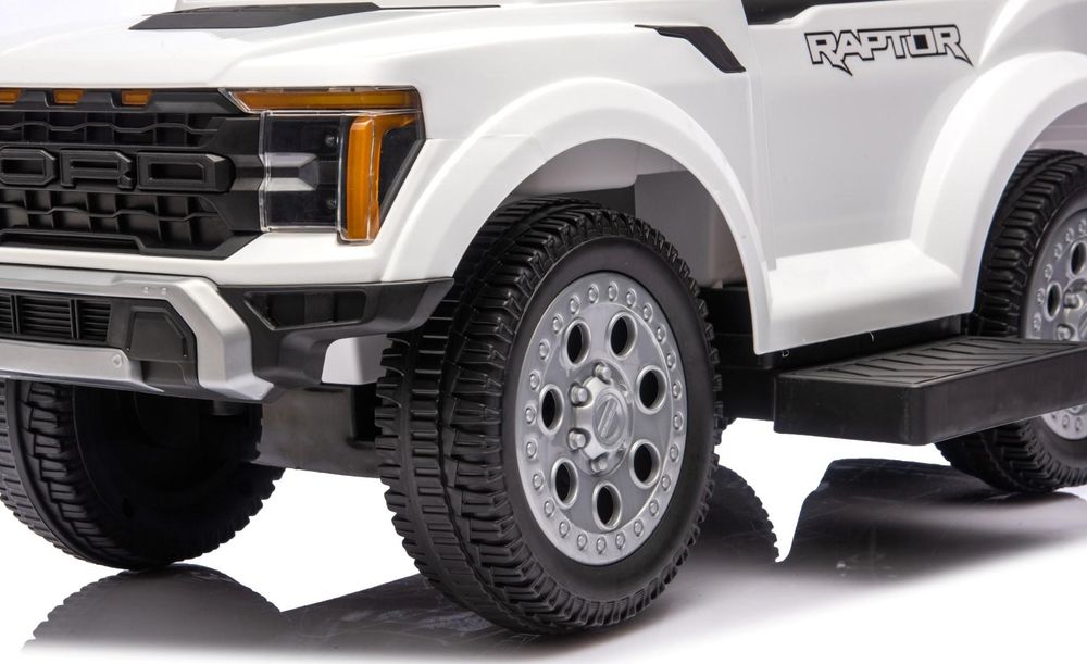 Detalle de las ruedas delanteras anchas del correpasillos Ford Raptor