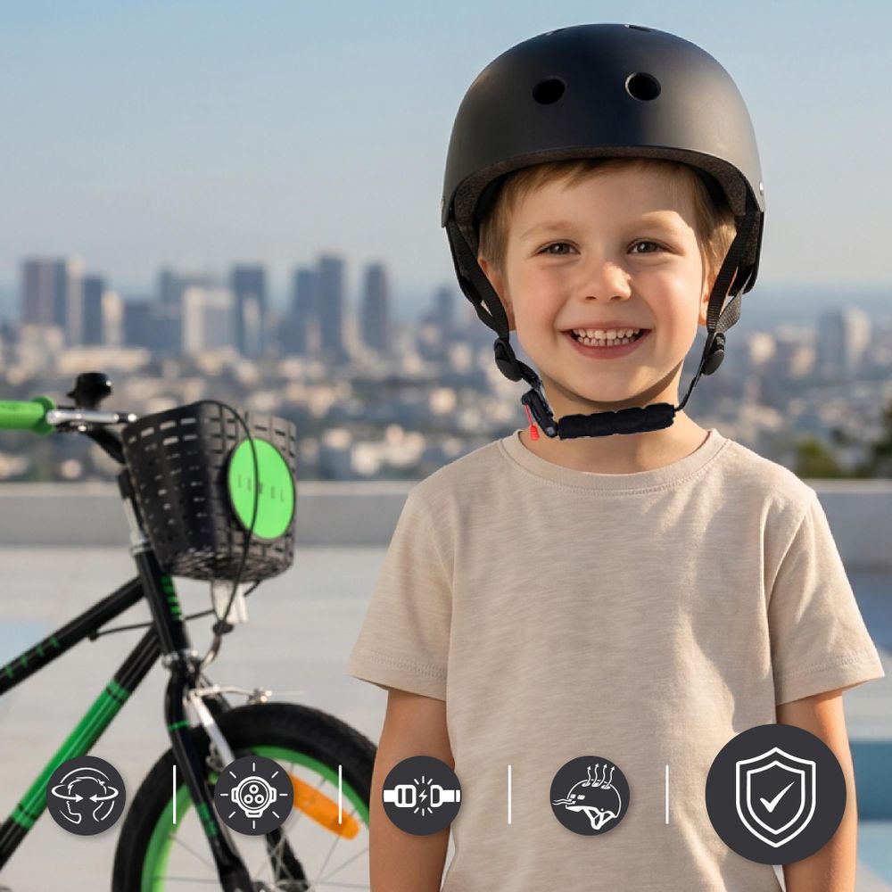 Kind mit Helm und leuchtender LED-Lampe, Fahrrad im Hintergrund.