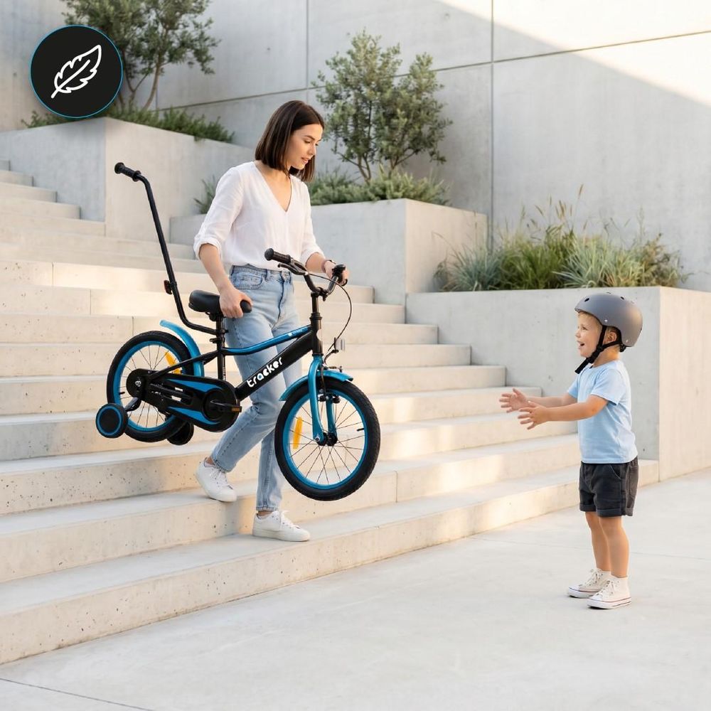 Madre levantando la bicicleta infantil para transportarla por unas escaleras.
