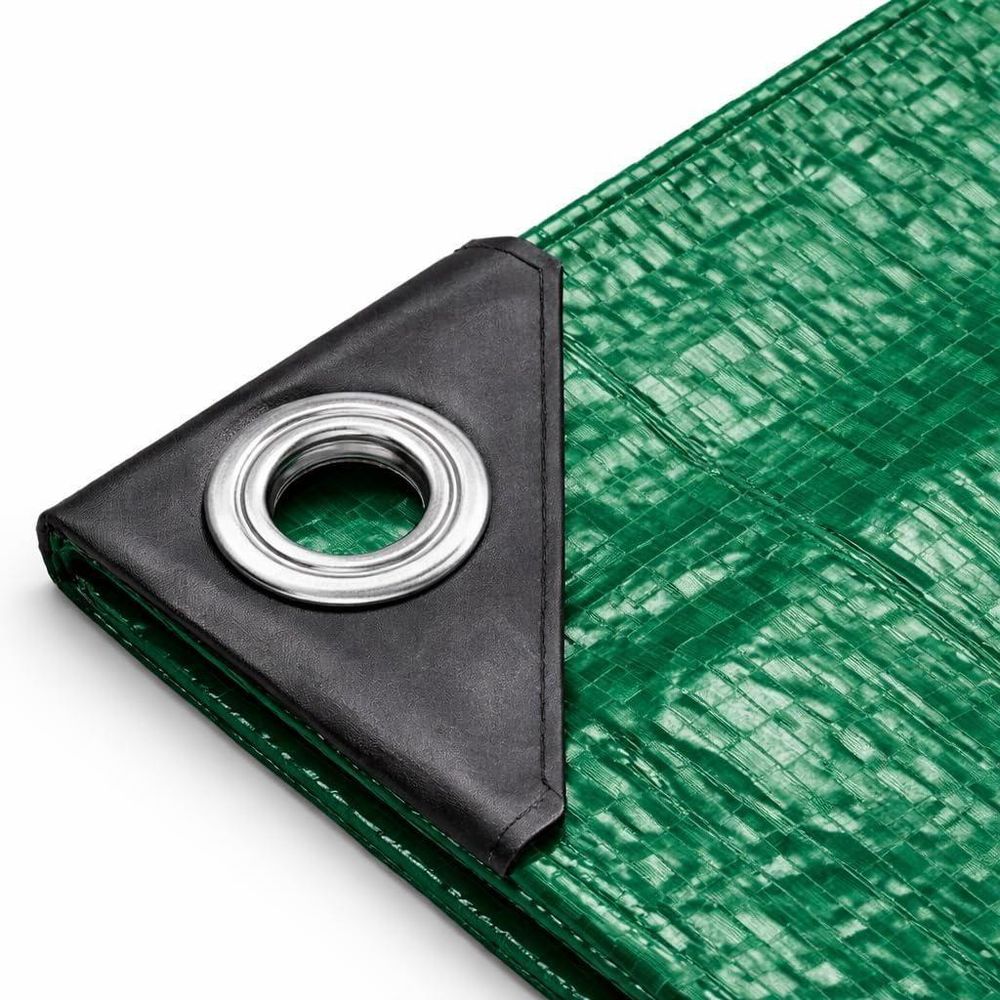 Detail einer grünen Schutzplane mit schwarzer Eckverstärkung und Metallöse