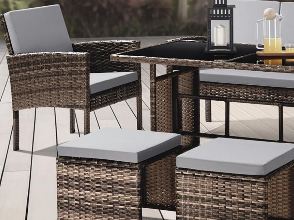 Sessel, Hocker, Tisch, dahinter die Sitzbank des Gartenmöbelsets DENVER.