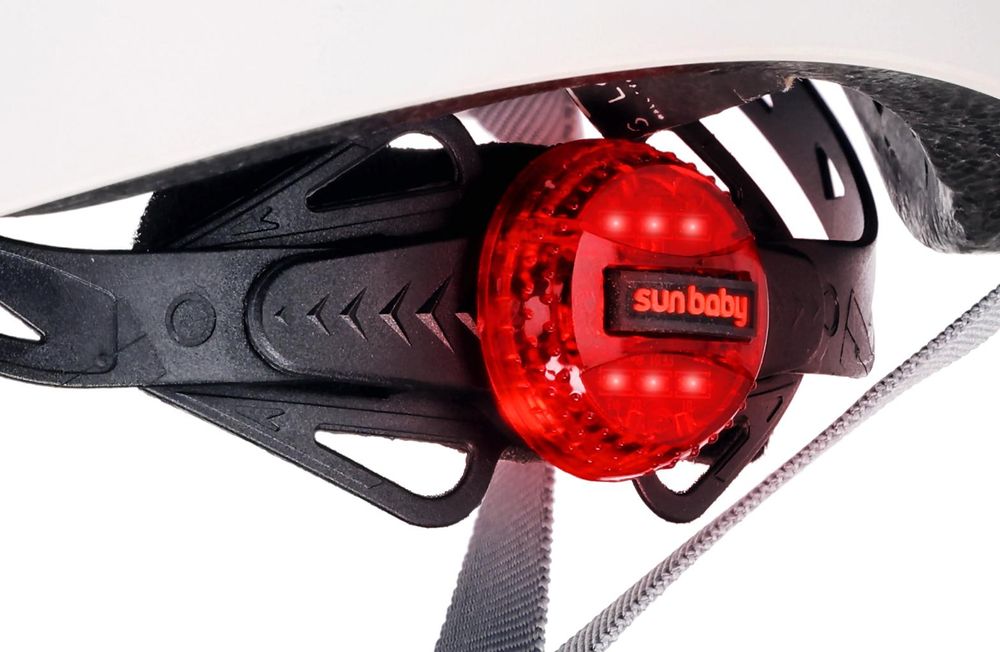 Detailaufnahme der roten LED-Lampe am Fahrradhelm