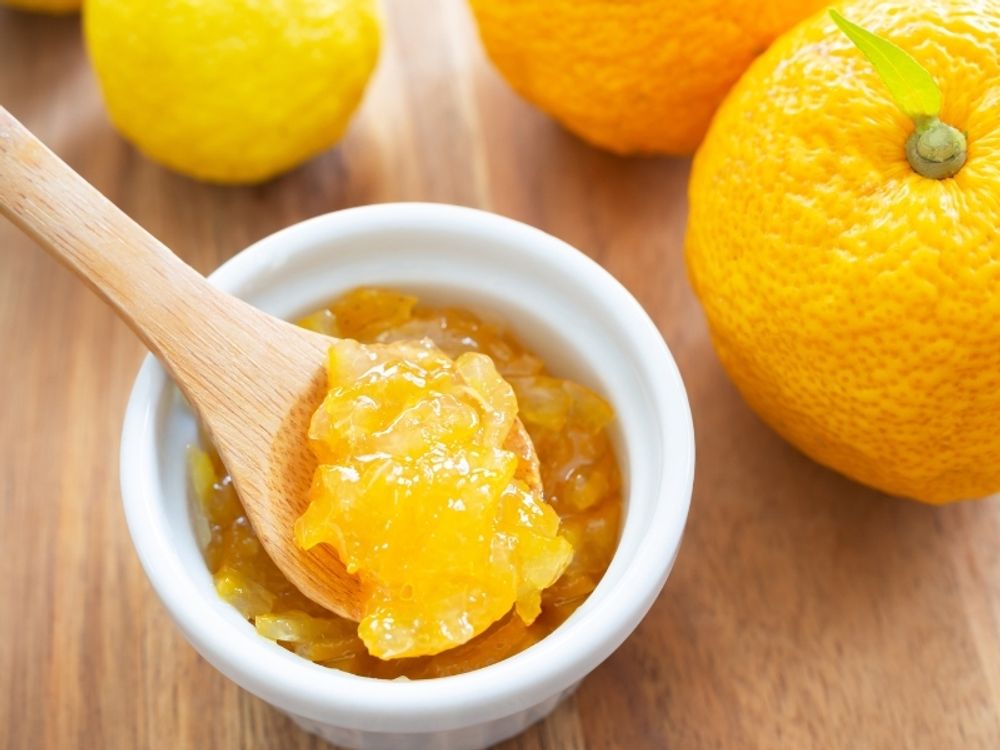 Meine Orangerie Yuzu Baum- Citrus Junos - 110-130cm - Frosthart - echte veredelte Yuzu Zitrone - Fruchtreife Zitruspflanze in Gärtnerqualität