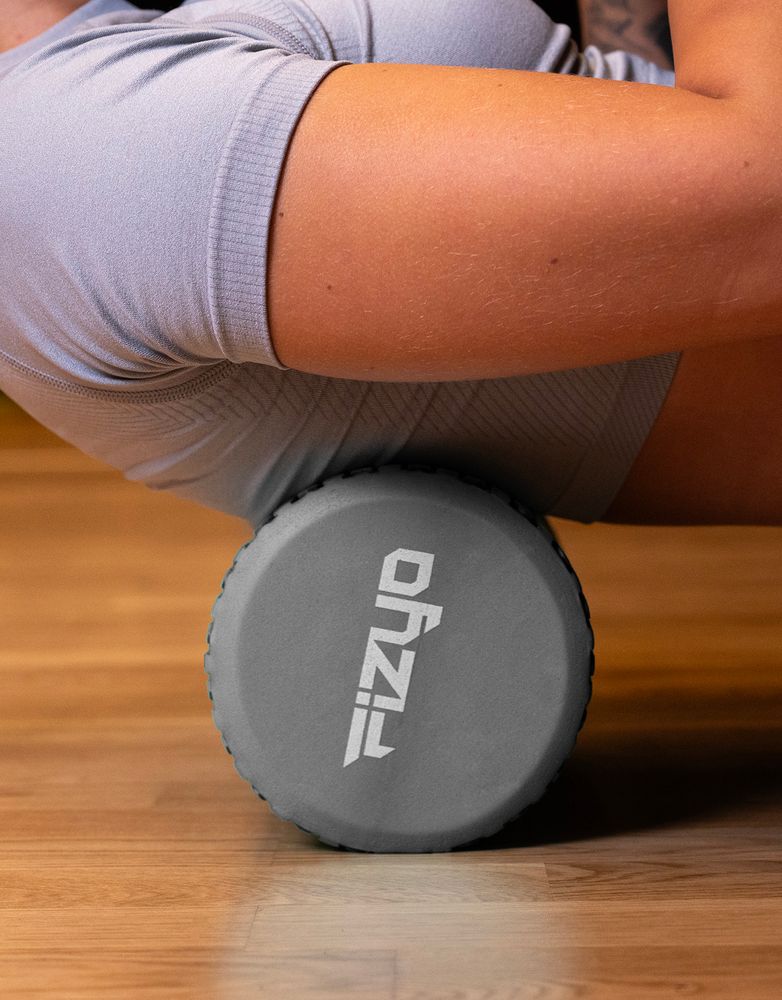 Fitness-Training mit einer Noppen-Massagerolle 45x15 cm FIZYO – eine Person führt Übungen aus