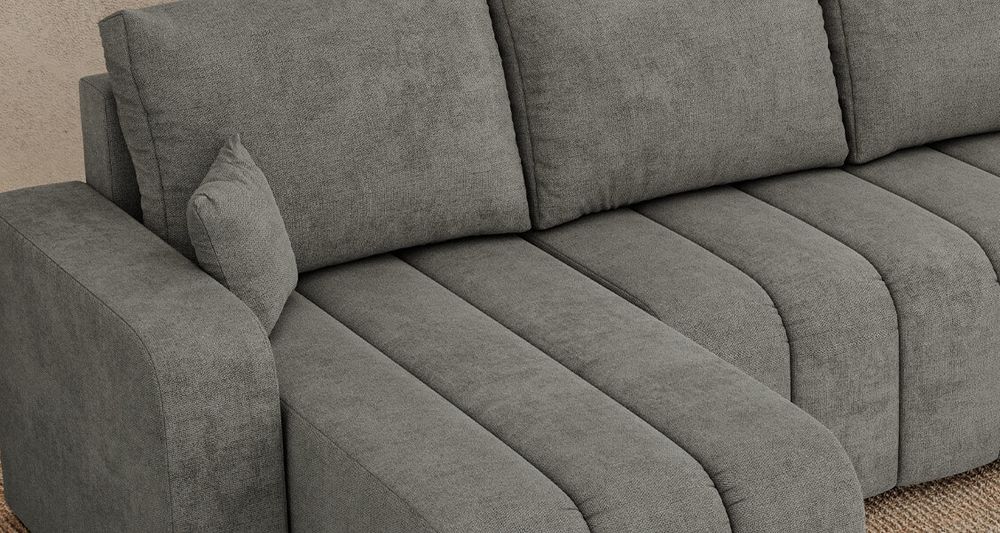 Zoomen Sie auf die Sitzfläche des Ecksofas. Sofa aus grauem strukturiertem Stoff