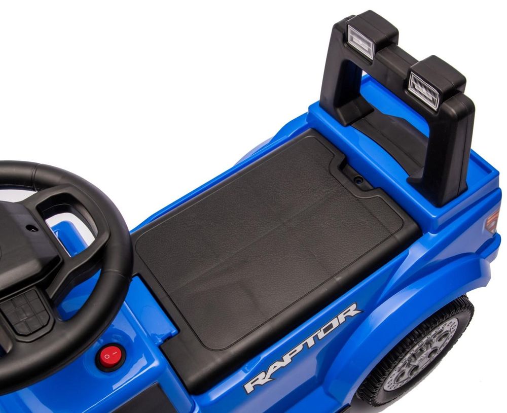 Bovenaanzicht van de loopauto met zicht op de gesloten opbergruimte onder de zitting