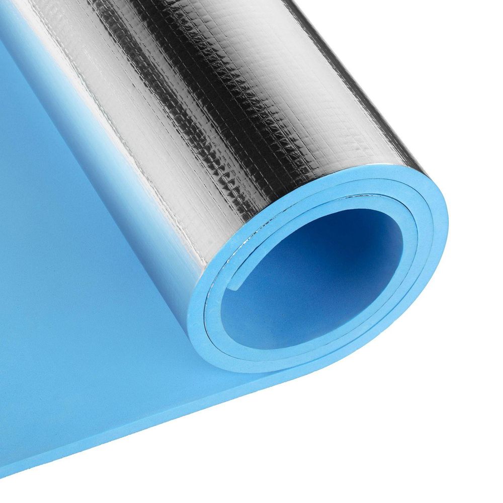Gerollte Isomatte mit blauer Unterseite und silberner, wärmereflektierender Oberseite