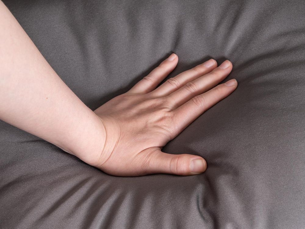 Avestar Outdoor-Schaukel-Hängesessel in Eiform mit weichem Kissen