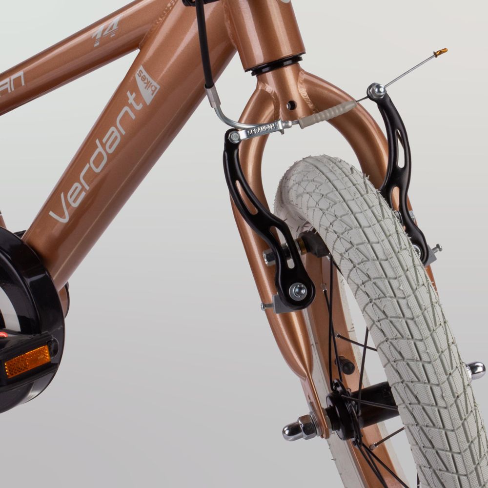 Detalle del freno delantero V-brake en la rueda de la bicicleta infantil.