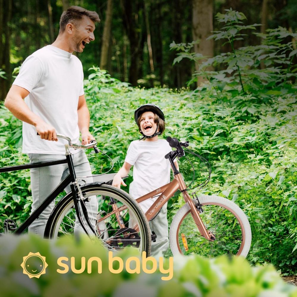 Padre e hijo disfrutando de un paseo en bicicleta SUN BABY en el bosque