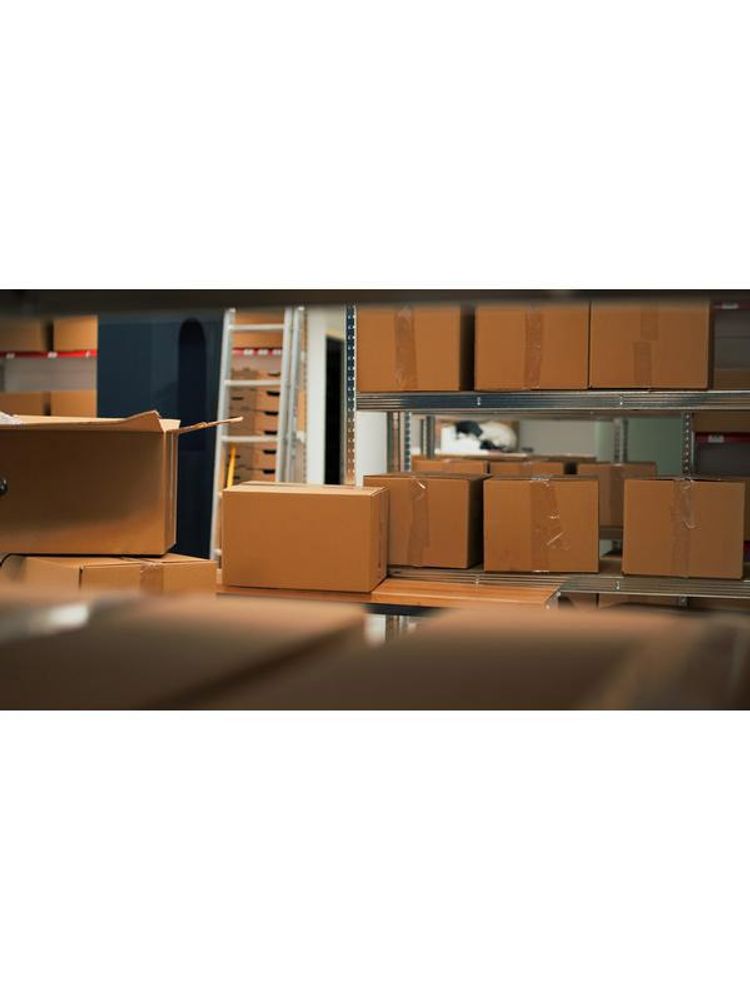 Das Bild zeigt eine Abstellkammer mit Kartons.