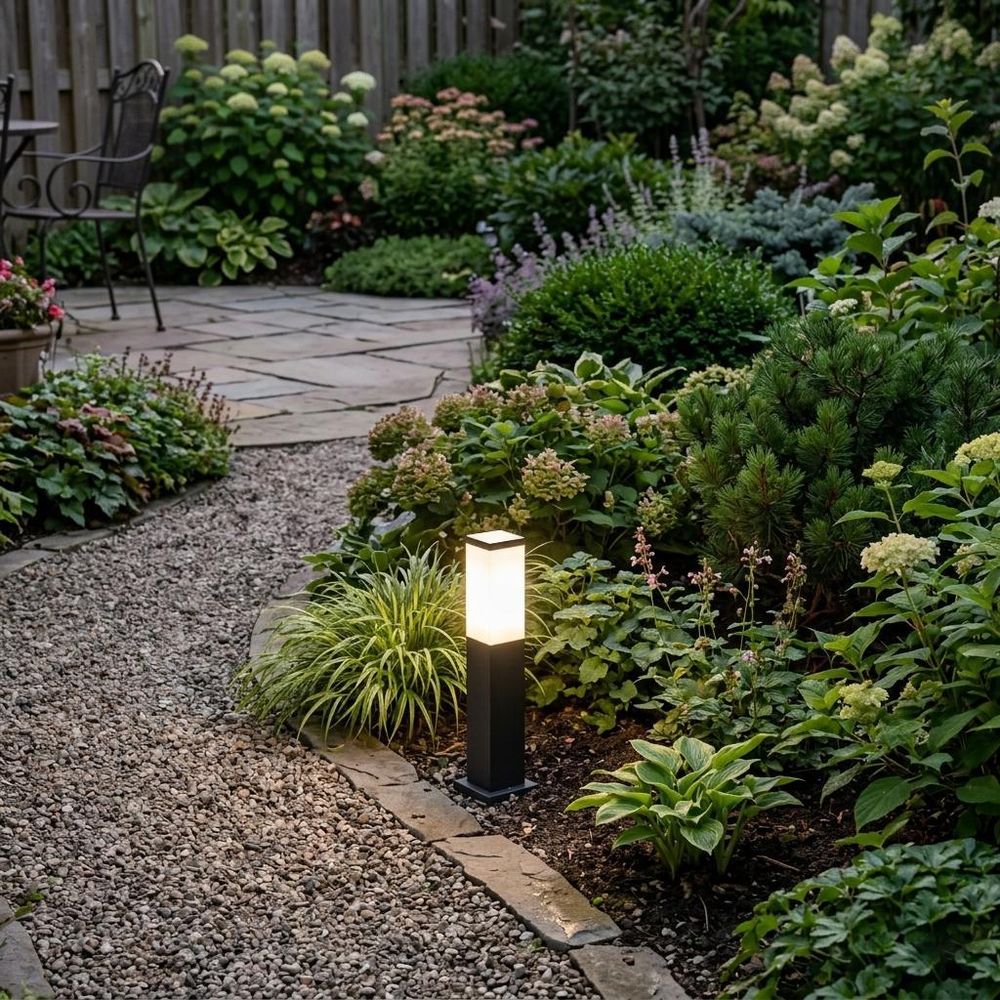 Gartenlampe, 360° Lichtverteilung, beleuchtet Steinweg und Pflanzen.