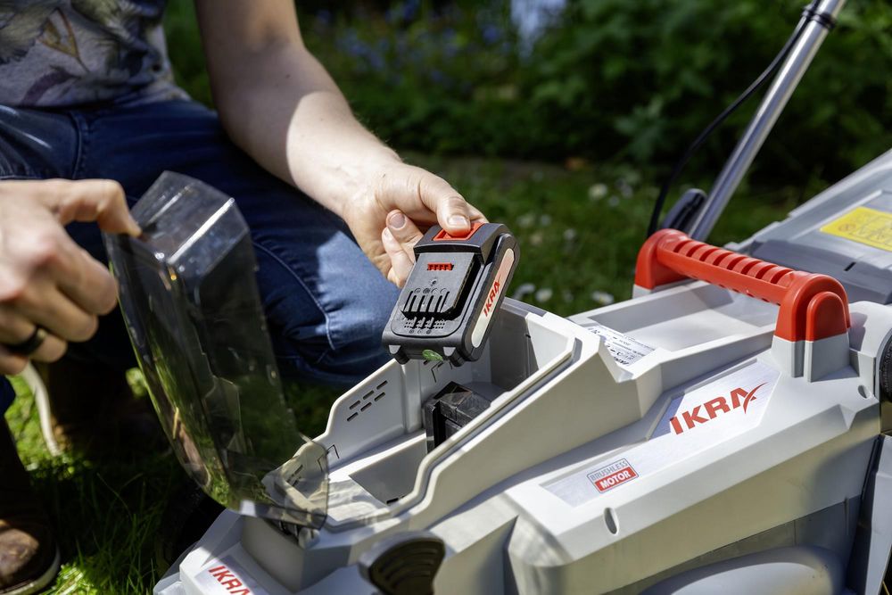 IKRA Akku Rasenmäher ICM 2033 | 20V | 33 cm Schnittbreite | 5 Schnitthöhen 25–75 mm | Mulchkit | 30 L Fangkorb | inkl. Akku 2,0 Ah & Ladegerät