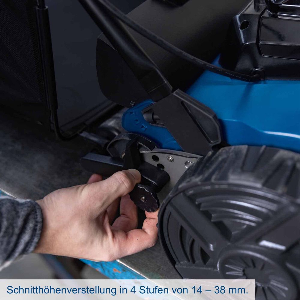 Das Bild zeigt den Akku-Spindelmäher von Scheppach.